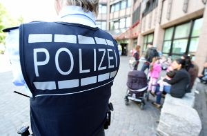 Ein 40-Jähriger randaliert in der Schwenninger Innenstadt und beißt Polizisten in die Hand. (Symbolfoto) Foto: dpa