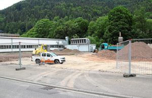 Nördlich der bisherigen Firmengebäude entsteht das neue Schneeberger-Mitarbeiterparkhaus. Foto: Geenheimer Foto: Schwarzwälder Bote