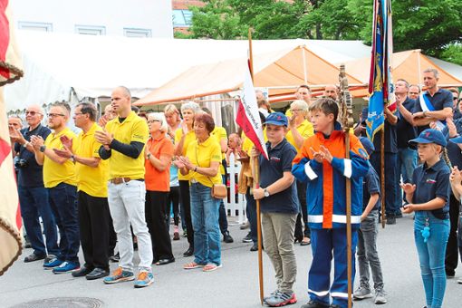 Die teilnehmenden Verein eröffnen gemeinsam das Stadtfest in Schömberg.  Fotos: Dillmann Foto: Schwarzwälder Bote