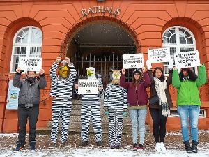 Peta-Unterstützer demonstrierten   im Januar gegen den Greifvogelpark vor dem Triberger Rathaus. Foto: Klossek Foto: Schwarzwälder-Bote