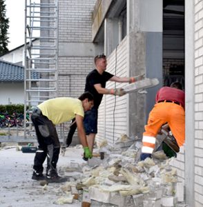 Kräftig Hand angelegt haben die Zimmerner Feuerwehrleute beim Abbruch des Mauerwerks. Foto: kw Foto: Schwarzwälder Bote