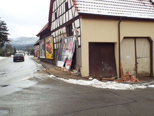 In Stockenhausen rammte ein Kleintransporter einer Bäckerei die Wand einer Scheune. Foto: Schnurr