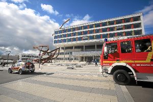 Kein seltenes Bild: Bereits 17 Mal musste die Feuerwehr Villingen-Schwenningen seit der Eröffnung im Juli zum neuen Klinikum ausrücken, weil die Brandmeldeanlage  ausgelöst hat. Foto: Marc Eich