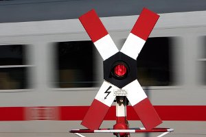 Rot heißt auch bei Bahngleisen: nicht fahren. Foto: dpa