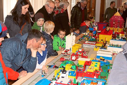 Viele Besucher besichtigen die Legostadt zum Abschluss der Bautage. Foto: Weisser Foto: Schwarzwälder Bote