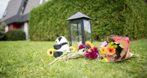 Blumen liegen  nach dem Familiendrama mit drei Toten im September 2017 am Tatort. Die Nichte wie auch die Lebensgefährtin waren wohl in die Pläne eingeweiht. Foto: Gollnow