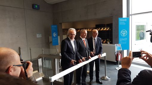 Architekt Werner Sobeck, Vorstandsvorsitzender Andreas Schierenbeck und OB Ralf Broß kurz vor der Eröffnung. Foto: Campos