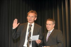 OB Ralf Eggert (links), hier mit Gemeinderat Dieter Kömpf, am Tag seiner offiziellen Amtseinsetzung 2011.  Foto: Archivfoto: Fritsch