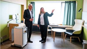 Regionaldirektorin Alexandra Freimuth zeigt Landrat Helmut Riegger eines der neuen Patientenzimmer im neuen Bettenbau. Foto: Thomas Fritsch