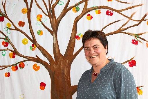 Kerstin Bob vorm von Schülern und einer Horgener Künstlerin gemalten Apfelbaum: Er ist beim Apfelprojekt und dem Begegnungsnachmittag entstanden, ihrem ersten großen  Projekt an der neuen Wirkungsstätte. Foto: Parage Foto: Schwarzwälder-Bote