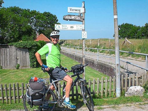 Helmut Haug steht mit seinem Fahrrad bei Ostdorf, das aber knapp 800 Kilometer  von seinem Heimatort entfernt ist.  Fotos:  Haug Foto: Schwarzwälder Bote