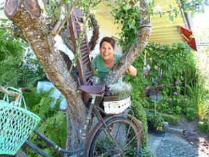 Sandra Seger hat ein Händchen fürs Arrangieren schöner Dinge in ihrem Garten. Hier gibt es viel zu sehen und zu staunen. Ihr mit vielen Accesooires ausgeschmücktes grüne Reich hat sie im Laufe von über vierzig Jahren vom Gemüsegarten zu ihrer wilden Toscana umgestaltet. Foto: Schwarzwälder-Bote