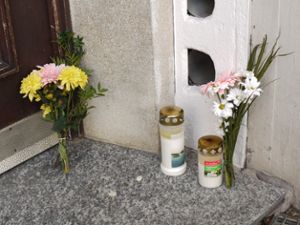 Blumen und Kerzen auf der Türschwelle erinnern an die tragischen Ereignisse des Ostersonntagabends. Foto: Eyrich