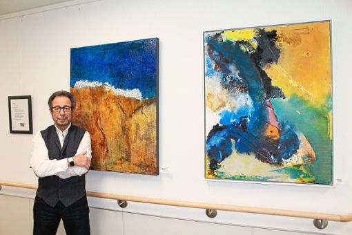Pedro Oliva vor einem seiner Werke, die nun im Balinger Krankenhaus zu sehen sind.  Foto: Fleiner Foto: Schwarzwälder Bote