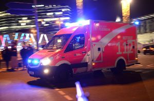Rettungsfahrzeuge transportieren Verletzte vom Tatort am Berliner Breitscheidplatz in Krankenhäuser. Foto: dpa