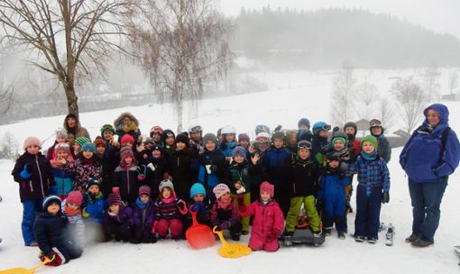 Die Kindergarten- und Schulkinder  haben beim Skitag viel Spaß. Foto: Gukelberger Foto: Schwarzwälder Bote