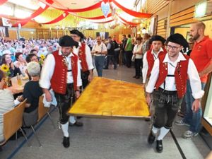 Vier gestandene Männer brauchte es, um den Rekord-Glomba-Kuchen in die Schwarzwaldhalle zu tragen.  Foto: Stocker Foto: Schwarzwälder-Bote