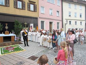 Gottesdienst und Prozession an Fronleichnam standen in Oberndorf unter dem Motto Aufatmen.  Foto: Reinauer