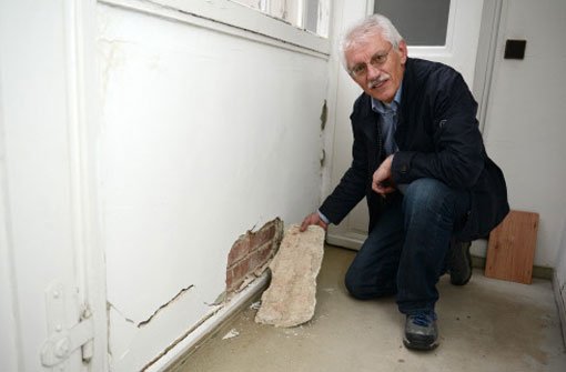 Csaba-Peter Gaspar, Vorsitzender der Interessensgemeinschaft der Riss-Geschädigten in Staufen, vor einer beschädigten Hauswand. Foto: dpa