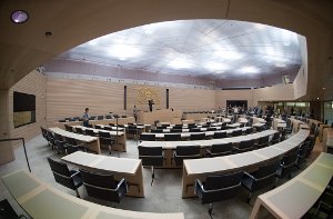 Der noch leere Landtag, bevor die Minister eingezogen sind: Rund achteinhalb Wochen nach der Landtagswahl tagte das baden-württembergische Parlament zu seiner ersten Sitzung. (Symbolbild) Foto: dpa