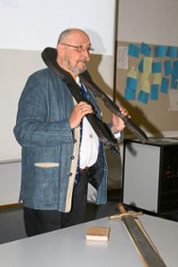 Klaus G. Kaufmann mit der sogenannten Halsgeige Foto: Weber Foto: Schwarzwälder Bote