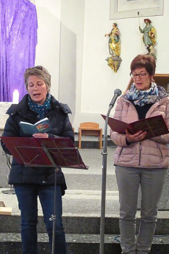 Petra Pfaff (links) und Jutta Schlimpert tragen die besinnlichen Texte vor. Fotos: Kienzler Foto: Schwarzwälder Bote