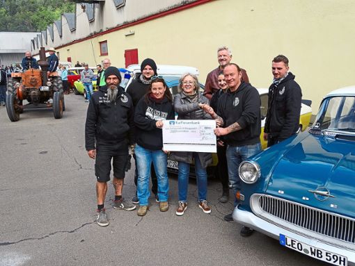 Der Verein Altblech Calw überreichte den Rallye-Erlös seines Motor-Weekends an den Kinderschutzbund Calw.  Foto: Stocker Foto: Schwarzwälder Bote