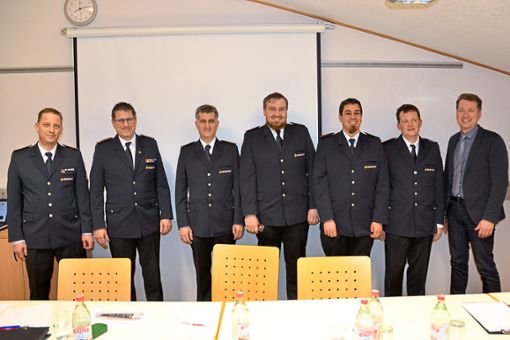 Kommandant Alexander Heim (Zweiter von links) und Bürgermeister Mark Prielipp (rechts) gratulieren den Beförderten. Foto: Wagner Foto: Schwarzwälder Bote