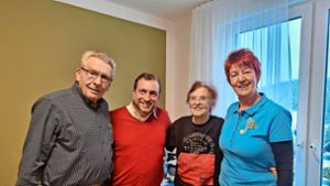 Peter Engesser (links), Christoph Droxner und Silvia Käfferlein (rechts) besuchten die langjährige Leiterin der Fischbacher Senioren, Inge Hezel in Schönwald und gratulierten ihr zum 80. Geburtstag. Foto: Albert Bantle