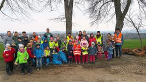 Mehr als 30 Kinder und Jugendliche des SV Oberiflingen beteiligten sich mit ihren Betreuern und Bürgermeister Klaas Klaassen (rechts) am Dorfputz. Foto: Gemeinde Foto: Schwarzwälder Bote