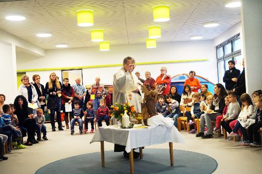 Pfarrer Andreas Gog segnete die neuen und die neu gestalteten Räume des Kindergartens St. Josef. Foto: Müller Foto: Schwarzwälder-Bote