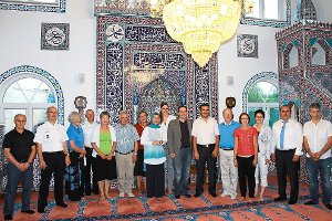 Die Muslime des Kinzigtals und geladene Gäste trafen sich in der Moschee zum gemeinsamen Fastenbrechen. Foto: Störr Foto: Schwarzwälder-Bote