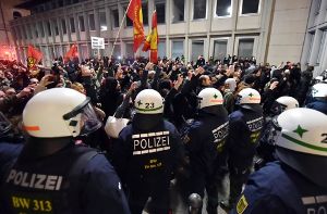 Vor einer Wochen hatten Gegendemonstranten gegen die islamkritische Bewegung Kargida (Karlsruher gegen die Islamisierung des Abendlands) protestiert, die dort einen sogenannten Pegida Spaziergang durchführt. Beide Lager wurden von Polizeikräften getrennt. Foto: dpa