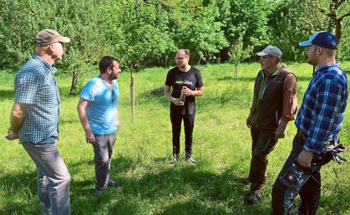 Zur Obstbaumverpachtung finden sich einige Interessenten in Holzhausen ein. Foto: ah Foto: Schwarzwälder Bote