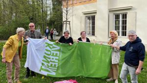 Im Rahmen der Hauptversammlung hat der Kunstverein Hechingen eine neue Fahne neben der Vereinsgalerie Weißes Häusle gehisst. Auch die Vorsitzende Sabine Wilhelm-Stötzer (links) legte mit Hand an. Foto: Stopper