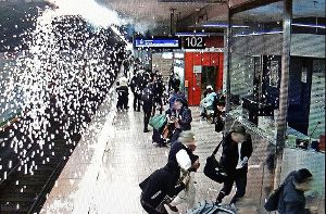 Funkenregen am S-Bahn-Halt Hauptbahnhof: Fahrgäste suchen Schutz nach dem Kurzschluss. Foto: Bundespolizei