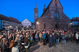Zahlreiche Interessierte verfolgen auf dem Münsterplatz das Wahlergebnis.  Foto: Kienzler