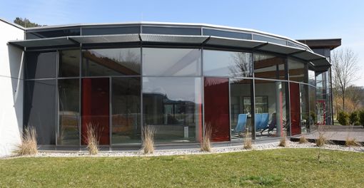 Der Familienbereich des Neckarbads (linker Teil des Gebäudes in der Hinteransicht) wird wohl erst wieder 2020 geöffnet werden.  Foto: Hopp Foto: Schwarzwälder Bote