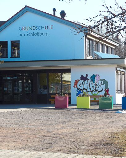 Dieser unbefestigte Platz vor der Grundschule  in Obereschach  wird in diesem Jahr mit Pflastersteinen versehen und dahinter eine Blumenwiese angelegt.  Foto: Weiß Foto: Schwarzwälder Bote