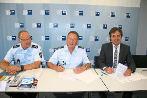 Michael Ilg (von links), Ulrich Schwarz und Thomas Albiez bei der Unterzeichnung der Vereinbarung Foto: Schück Foto: Schwarzwälder-Bote