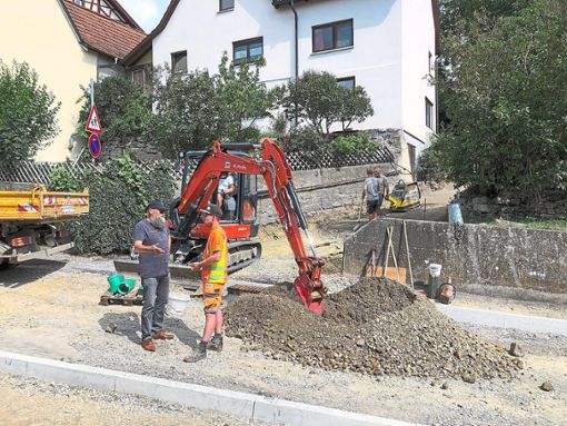 Der Ausbau von über 300 Metern Ortsdurchfahrt in Stetten geht in den Endspurt. Immer wieder informiert sich auch Ortsvorsteher Konrad Wiget (links) auf der Baustelle nach dem Fortgang der Baumaßnahmen. Foto: Pfeffer