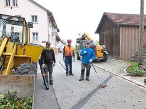 Mit Geräten bringen  Helfer in Nordhalden ihr Dorf in Ordnung.    Foto: Suttheimer Foto: Schwarzwälder Bote