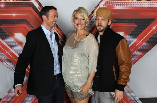 Hochschwanger posiert Sarah Connor mit ihren X-Factor-Kollegen Till Brönner (links) und Das Bo für die Kameras. Foto: dpa