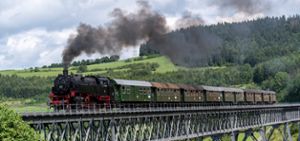 Die historische Eisenbahn mit ihren dampfenden Lokomotiven ist eine der bedeutendsten Museumseisenbahnen Deutschlands und eine überregional bekannte Touristenattraktion. Foto: (dpa)