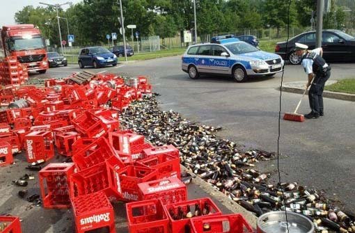 Zwischen 80 und 100 Kisten Bier rutschten von der Pritsche des Lkw. Foto: Polizei