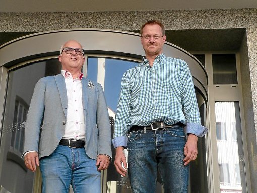 Gespannt blicken auch die Geschäftsführer Thomas Burger (links) und Michael Werner auf die am Freitag mit dem Heimspiel gegen Nürnberg beginnende DEL-Saison. Foto: Wiedemann