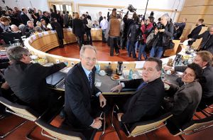 Nach Ministerpräsident Stefan Mappus (rechts) lässt sich nun auch Stuttgarts Oberbürgermeister Wolfgang Schuster (beide CDU) bei der Schlichtung zu Stuttgart 21 vertreten.  Foto: dpa