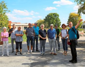 Hans Michael Burkhardt (rechts) informierte im Rahmen des Spaziergangs mit dem Bürgermeister über aktuelle Themen in Jettingen. Foto: Priestersbach Foto: Schwarzwälder Bote