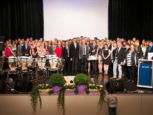 Bestanden: Die Abiturienten der Walther-Groz-Schule Albstadt mit ihren Tutoren und der Schulleitung. Foto: Rodon