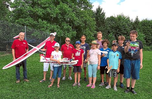 Sechs Kinder und Jugendliche durften beim Sommerferienprogramm mit dem Modellsportclub Nagold verschiedene Fliegermodelle ausprobieren. Foto: MSC Foto: Schwarzwälder-Bote